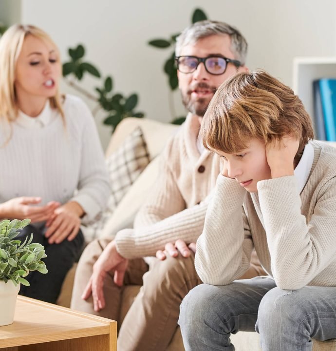 depressed-son-covering-ears-to-avoid-parents-quarr-9P2FW6U.jpg